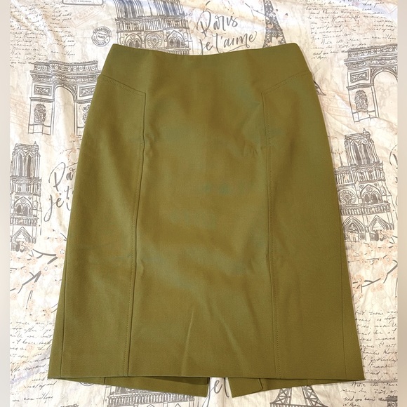 Halogen Dresses & Skirts - Halogen green pencil skirt size 4